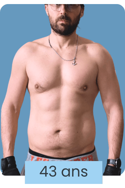 Homme torse nu en prise de masse