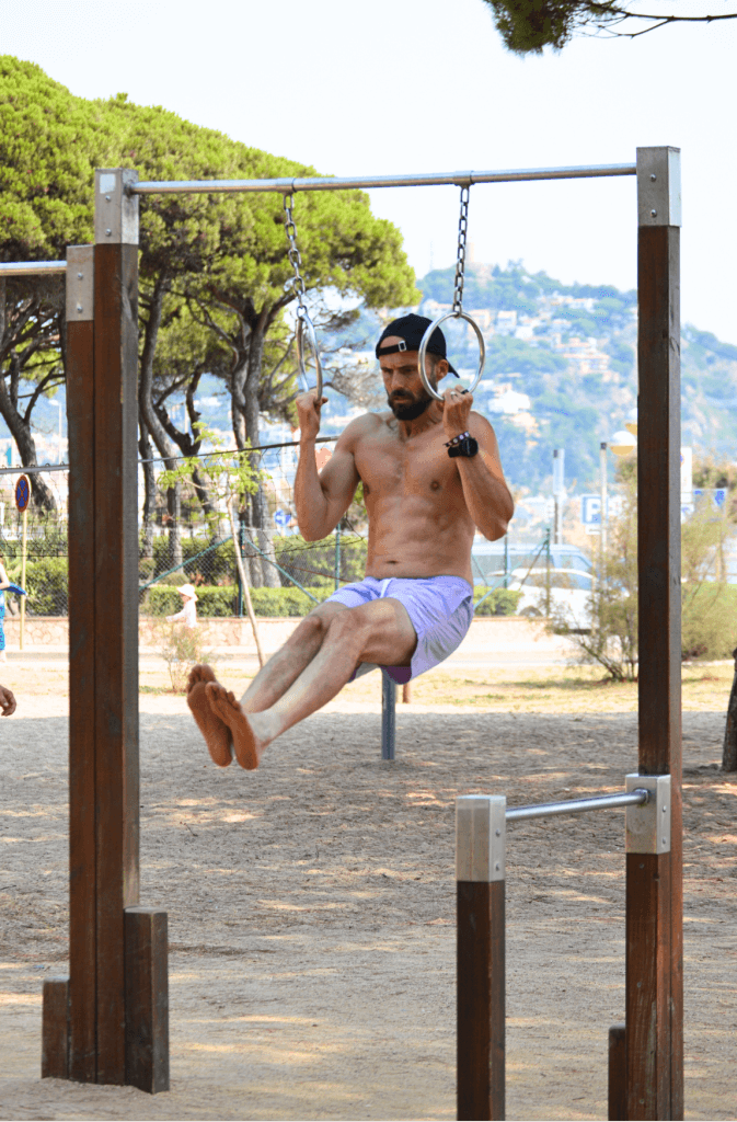 Sébastien aux anneaux en street workout