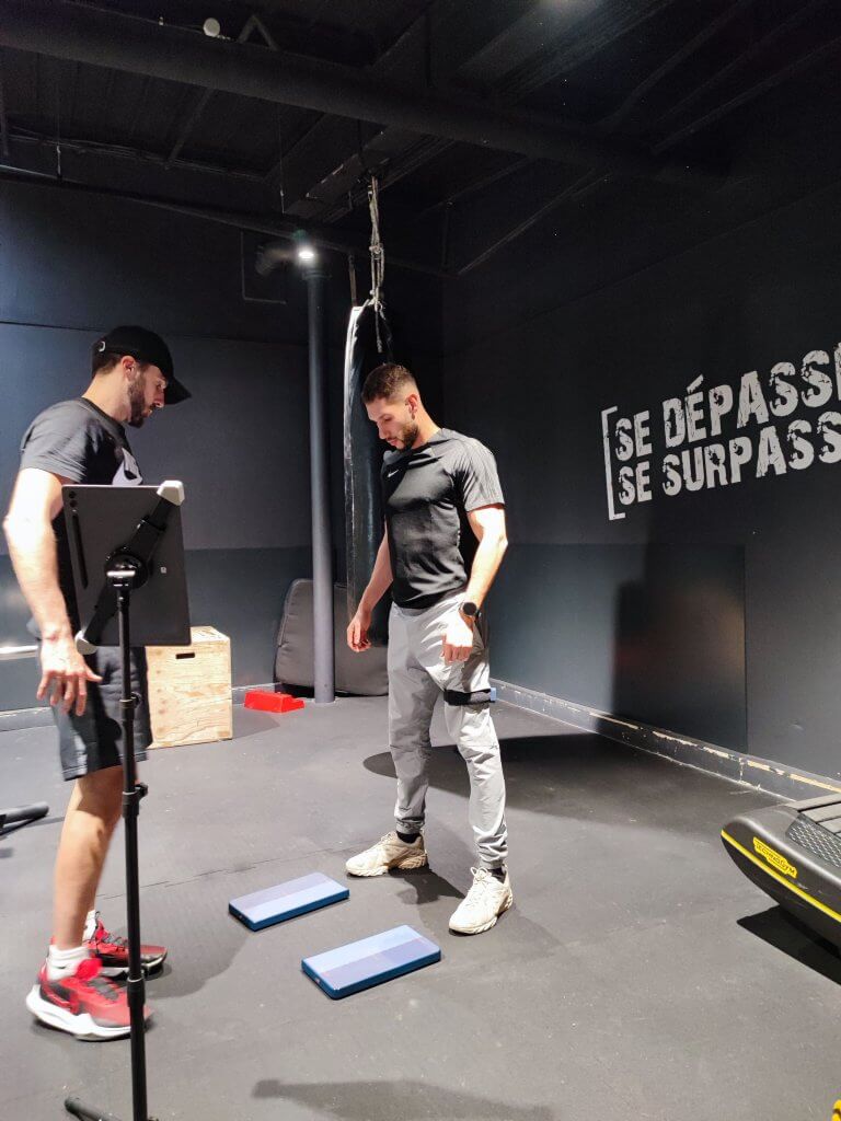 Athlete boxeur en test sur les plateformes de force