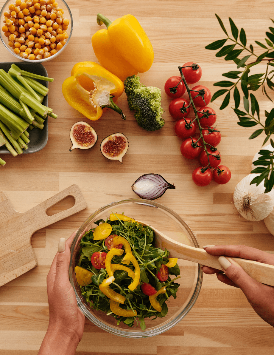 préparation d'une salade estivale