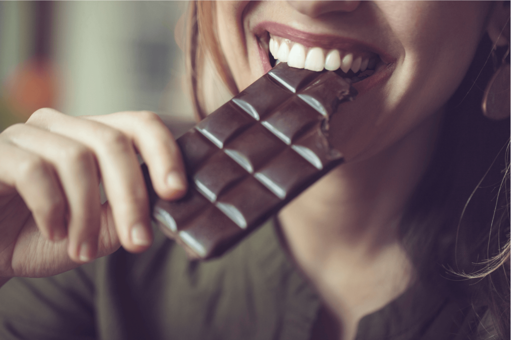 femme qui mange du chocolat