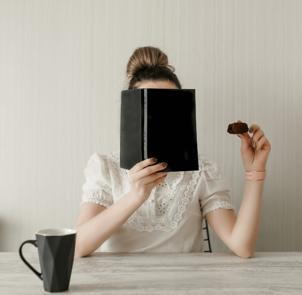 femme qui lit et mange du chocolat