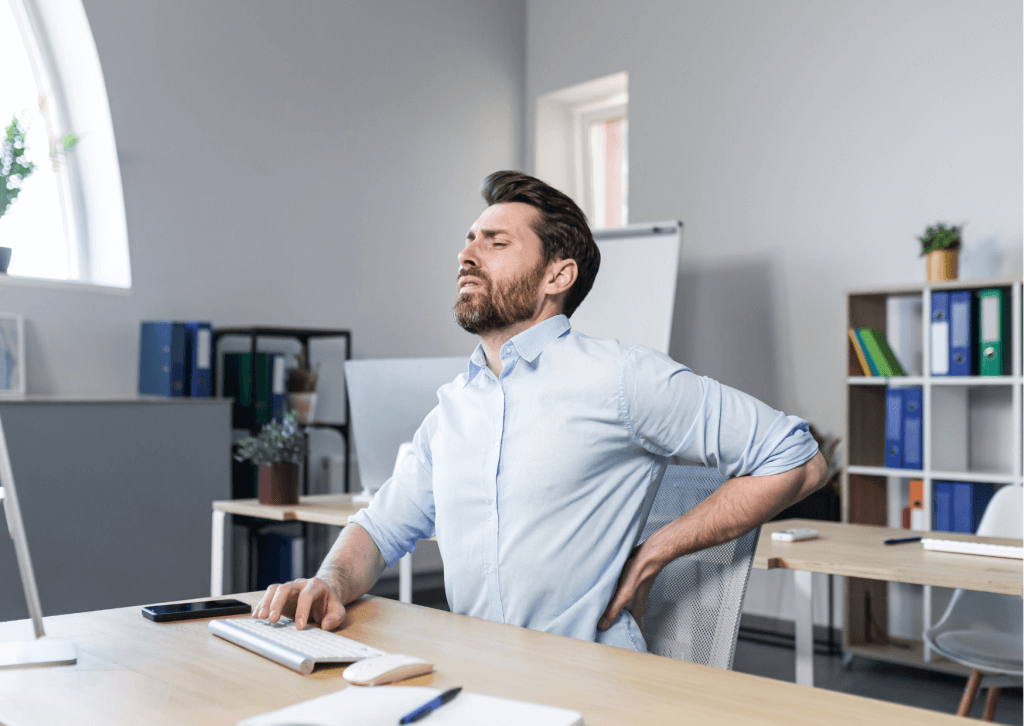 homme au travail qui se tient le dos
