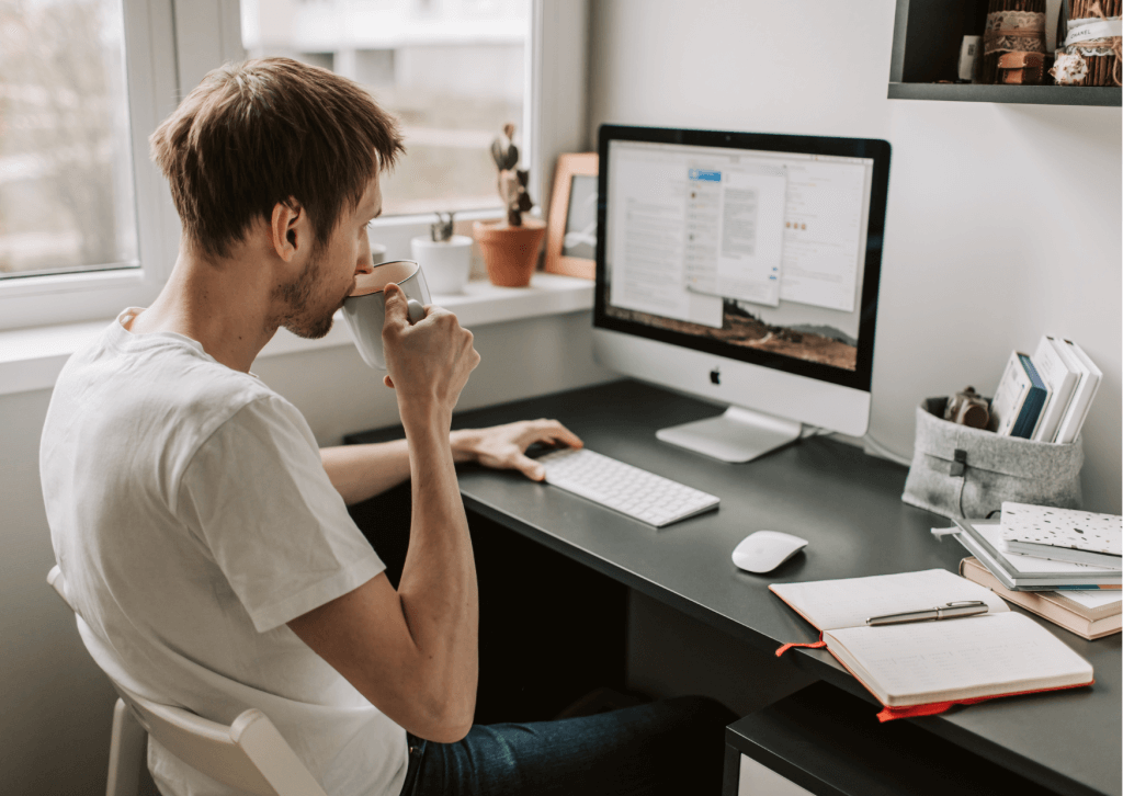 homme en télétravail
