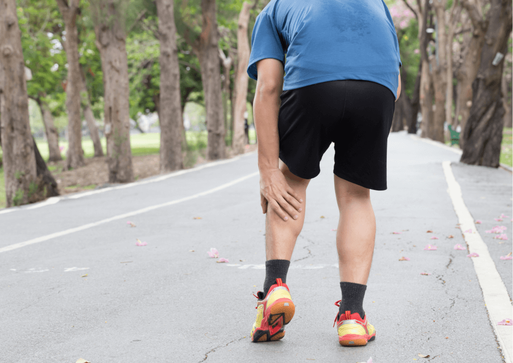 coureur à pied victime de crampe au mollet