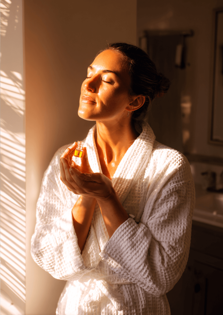 Une femme profitant des derniers rayons de soleil de la journée