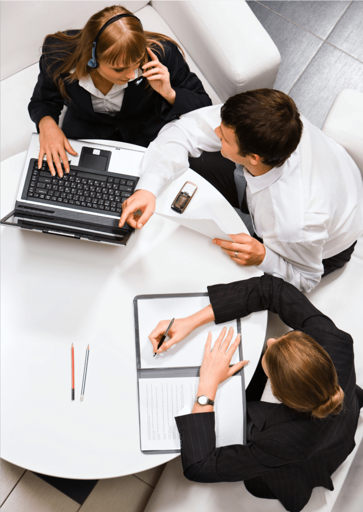 une équipe au travail sur un bureau